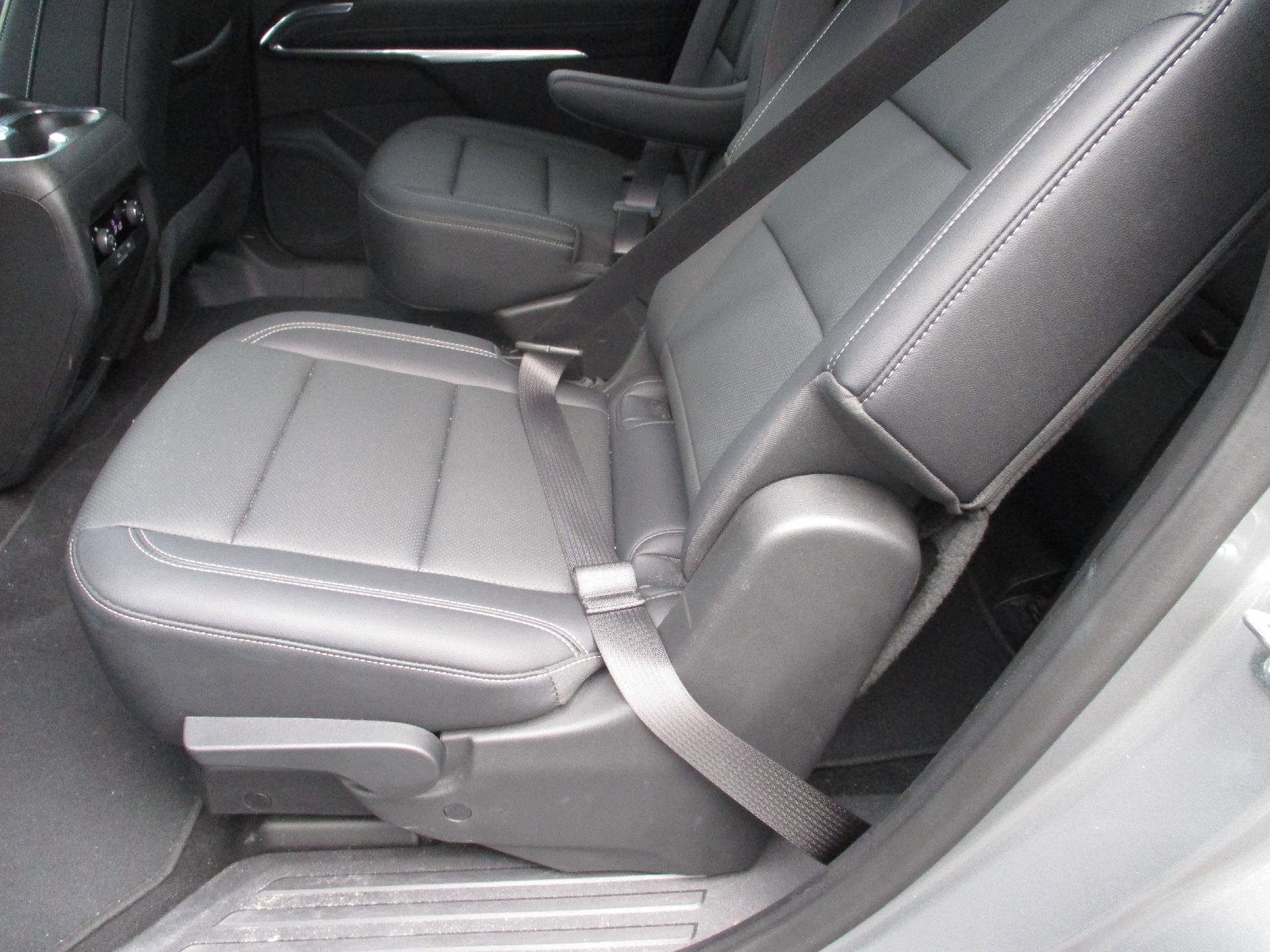 Used 2025 Chevrolet Traverse LT image 12
