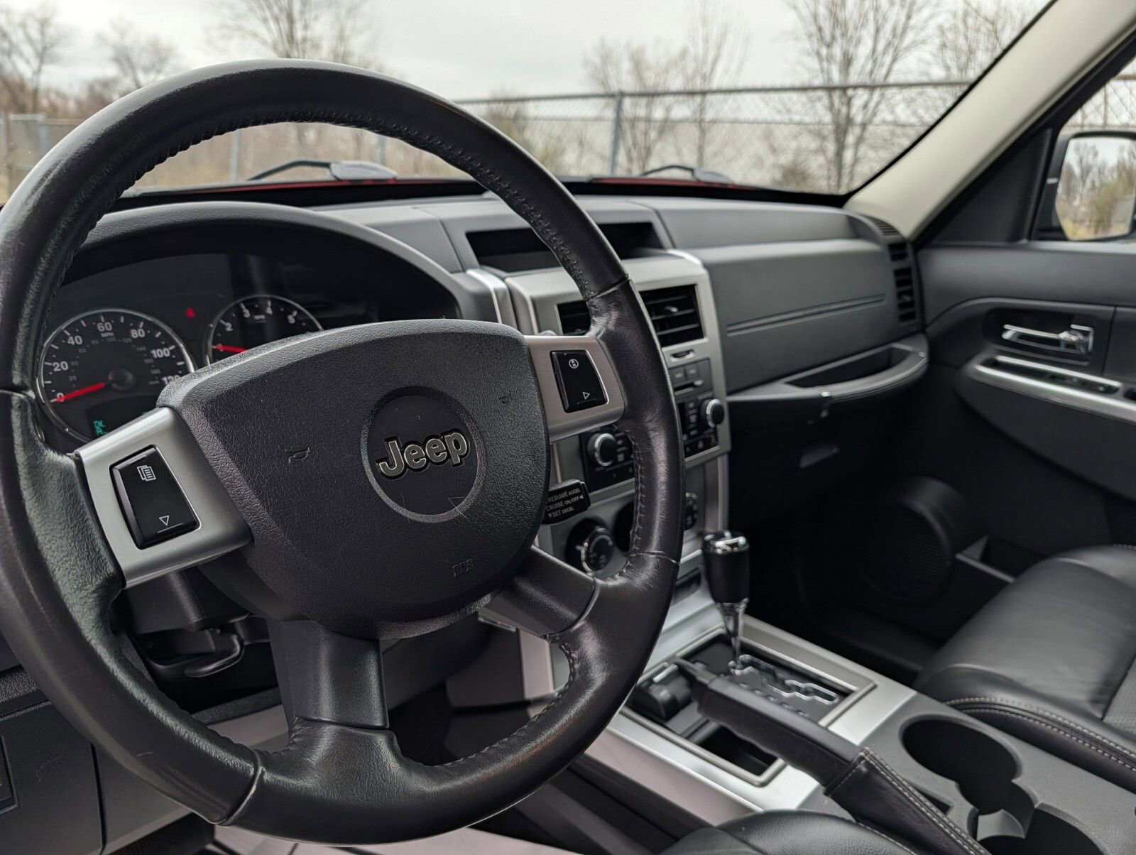 Used 2010 Jeep Liberty Limited w/ Tire & Wheel Group image 24