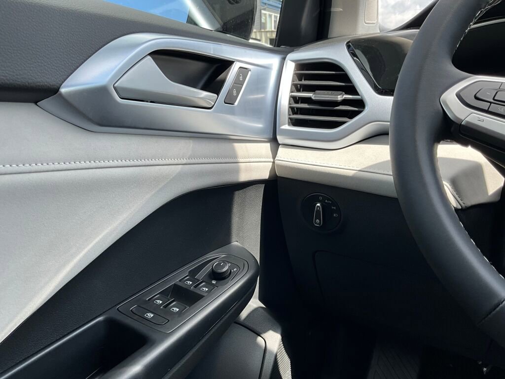 New 2025 Volkswagen Taos SE image 23