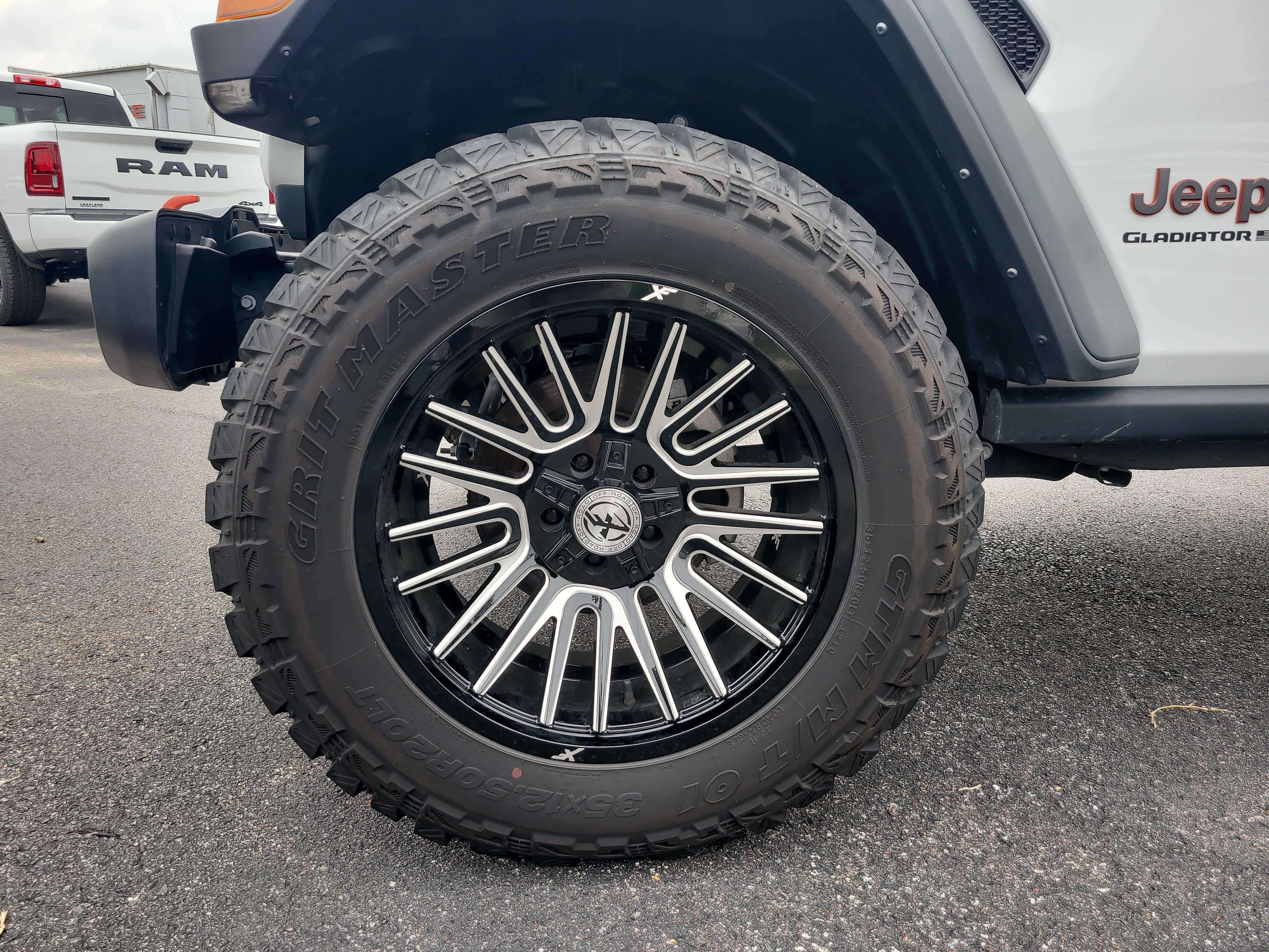 Used 2024 Jeep Gladiator Mojave AWD/4WD image 10