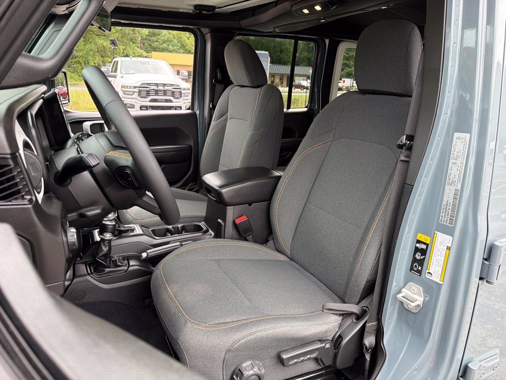 Used 2024 Jeep Wrangler Unlimited w/ Convenience Group AWD/4WD image 18