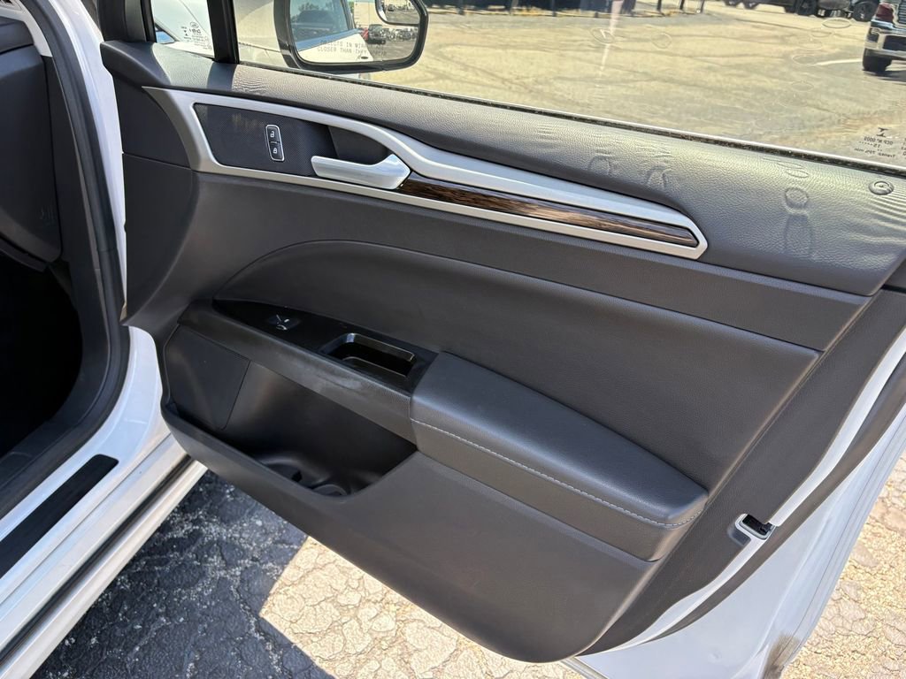Used 2016 Ford Fusion SE w/ Equipment Group 202A FWD image 11