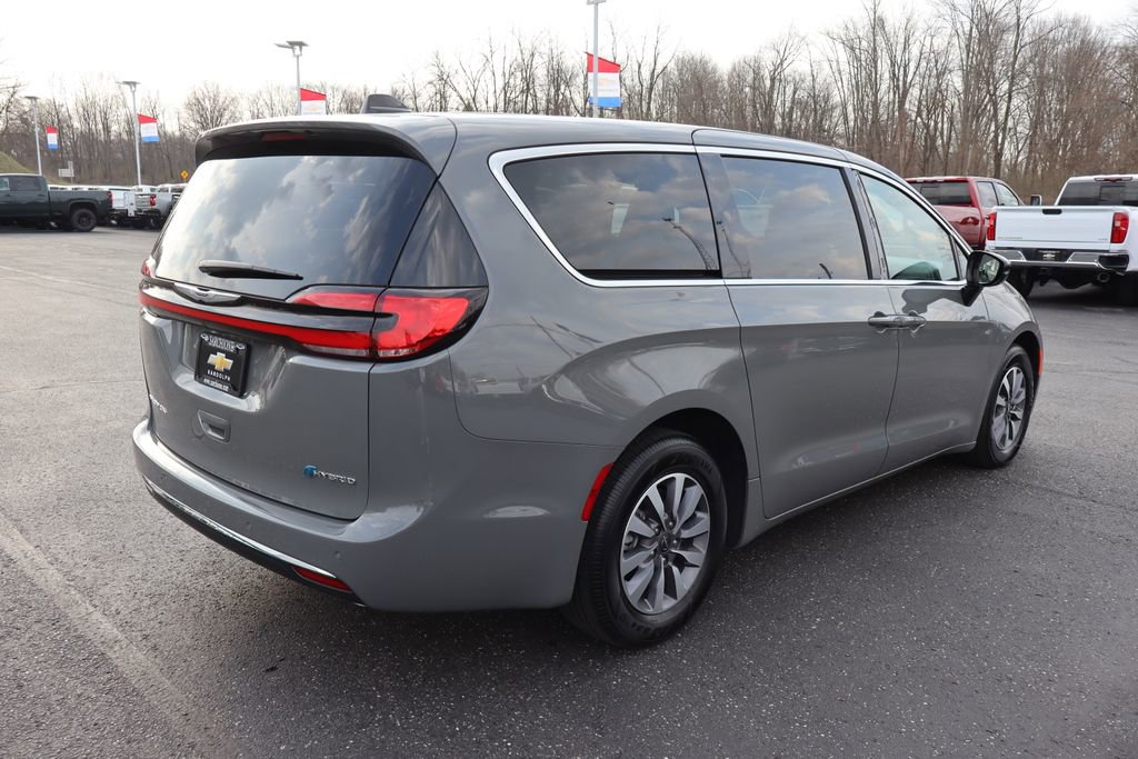 Used 2025 Chrysler Pacifica Select image 38