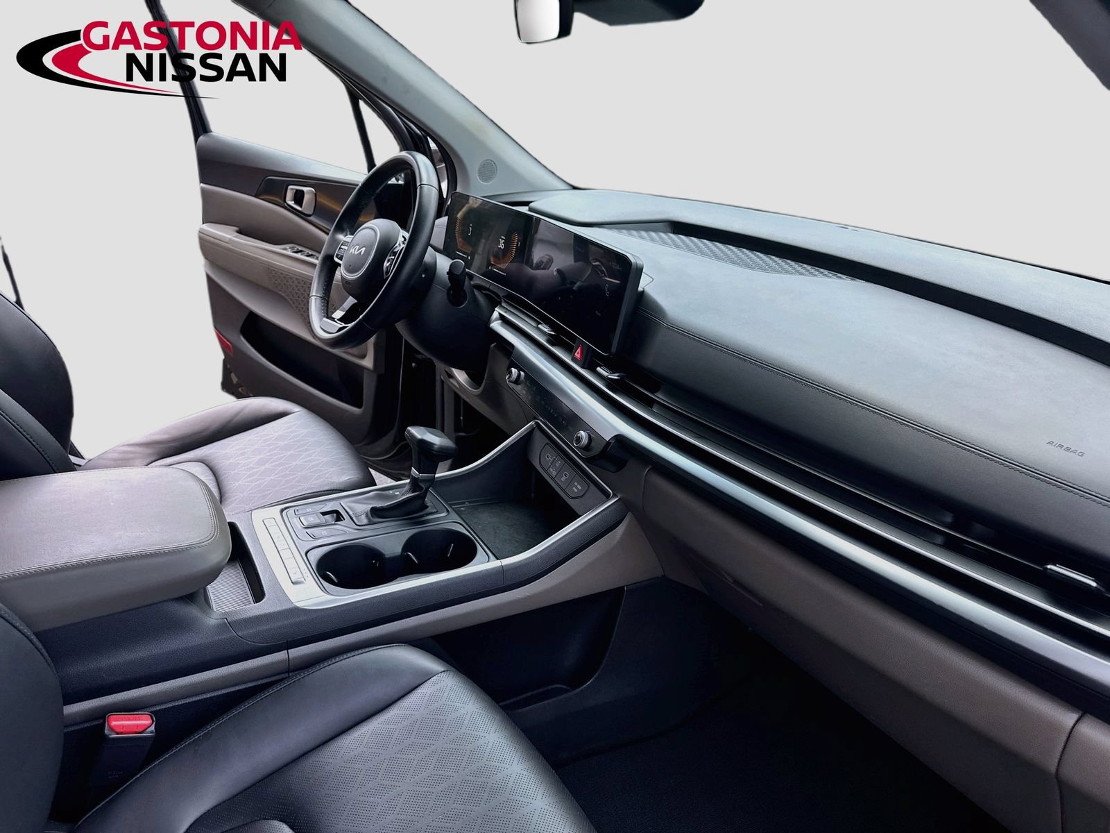 Used 2025 Kia Carnival FWD image 38