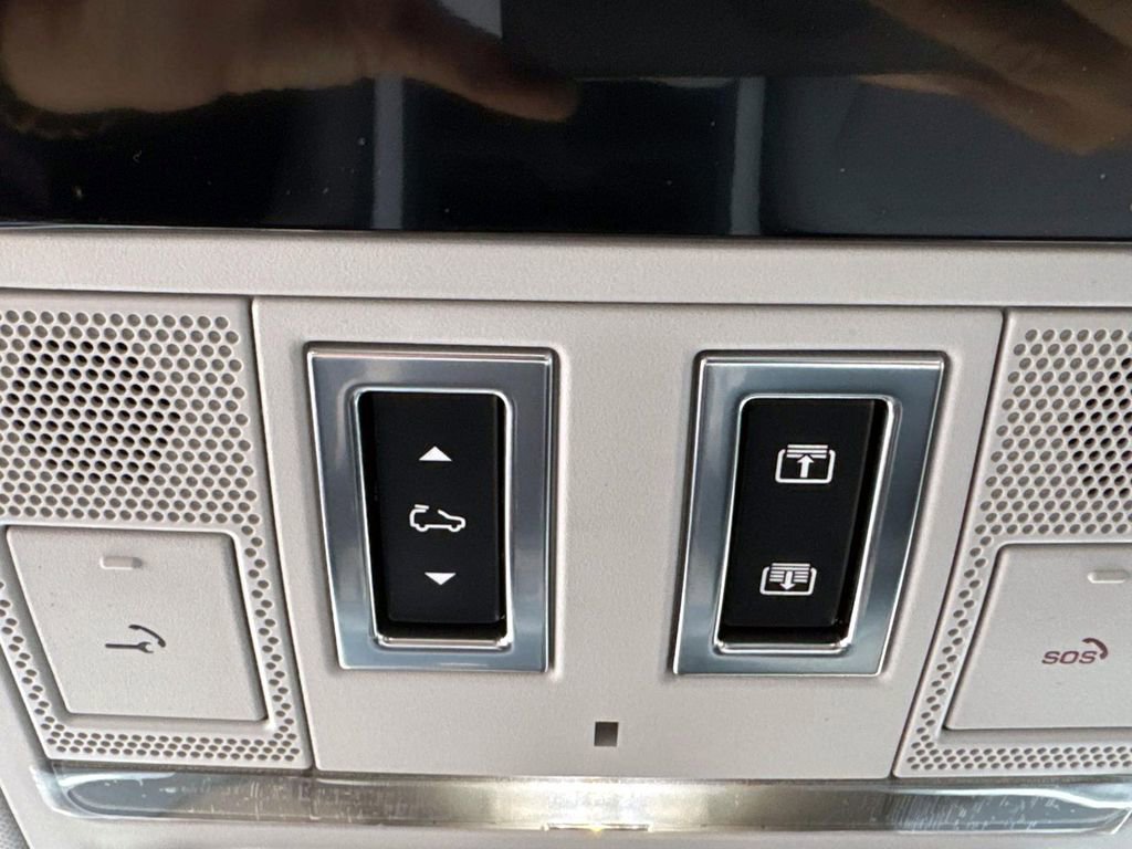 New 2025 Land Rover Defender 130 X-Dynamic SE image 25