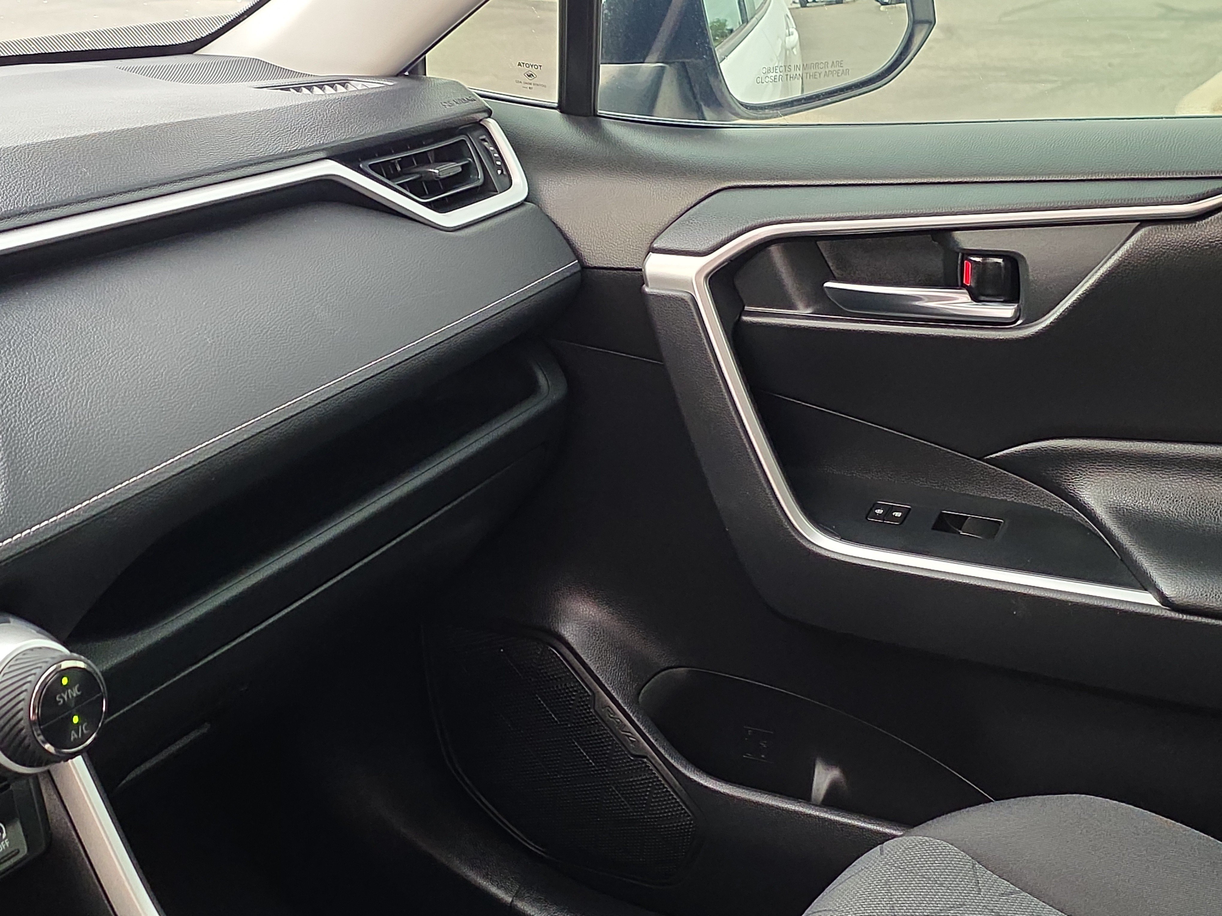Used 2020 Toyota RAV4 XLE FWD image 23
