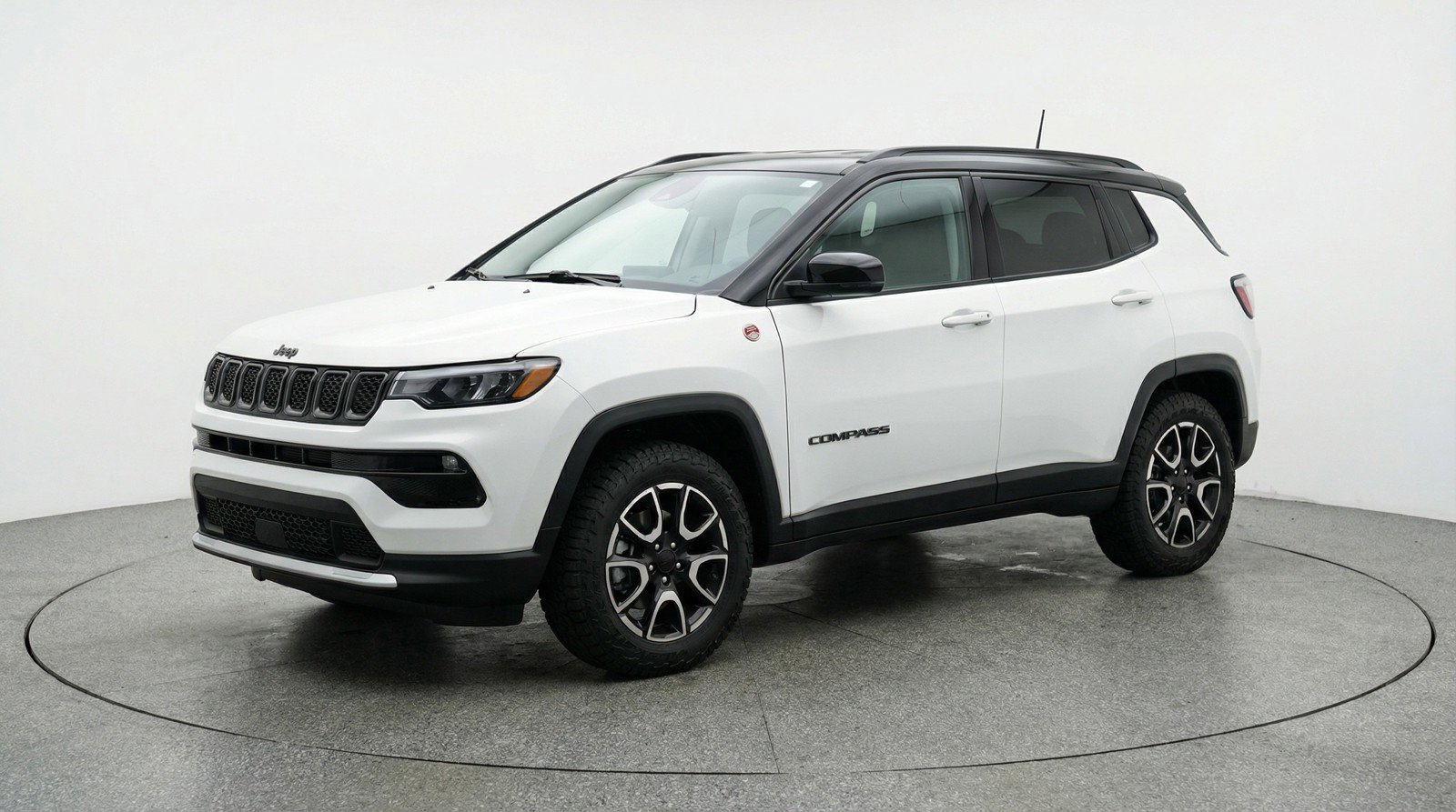 Used 2025 Jeep Compass Trailhawk image 3
