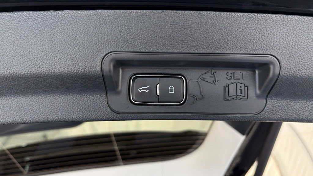 Used 2025 Ford Explorer Active AWD/4WD image 6