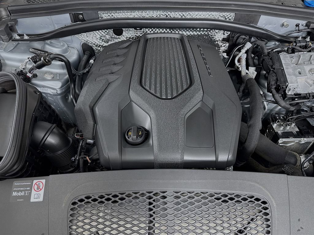Certified 2025 Porsche Macan AWD/4WD image 33