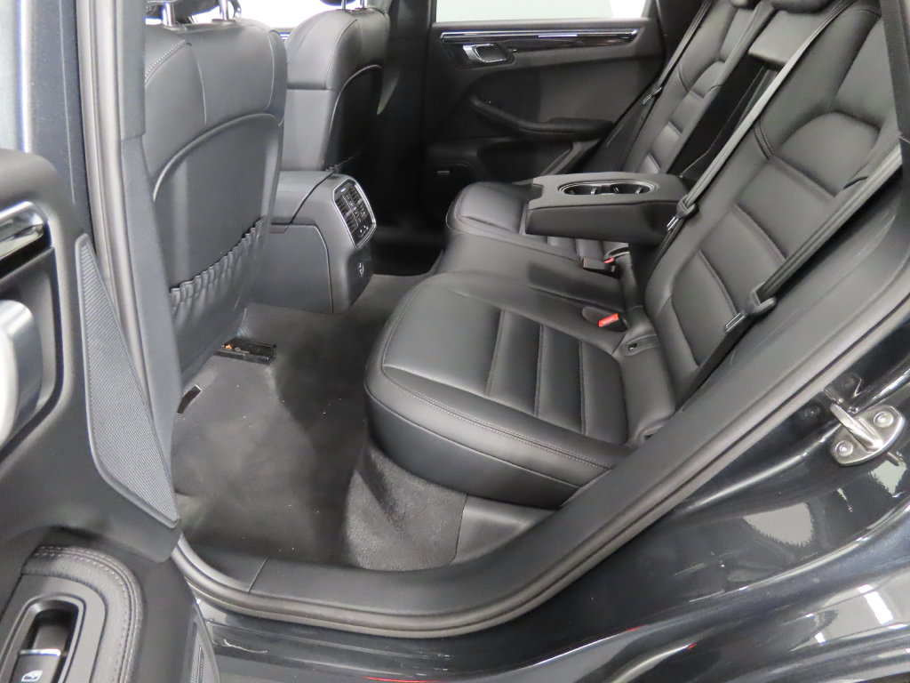 Certified 2025 Porsche Macan AWD/4WD image 44
