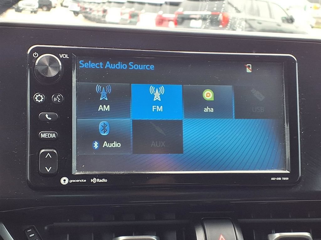 Used 2018 Toyota C-HR XLE FWD image 4