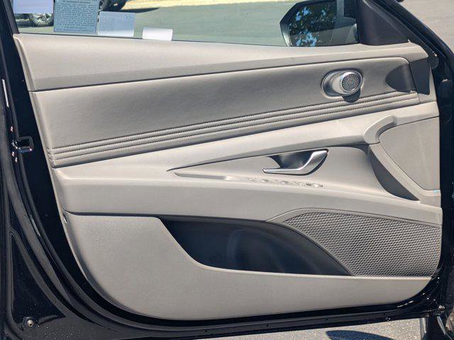 Used 2025 Hyundai Elantra SEL FWD image 12