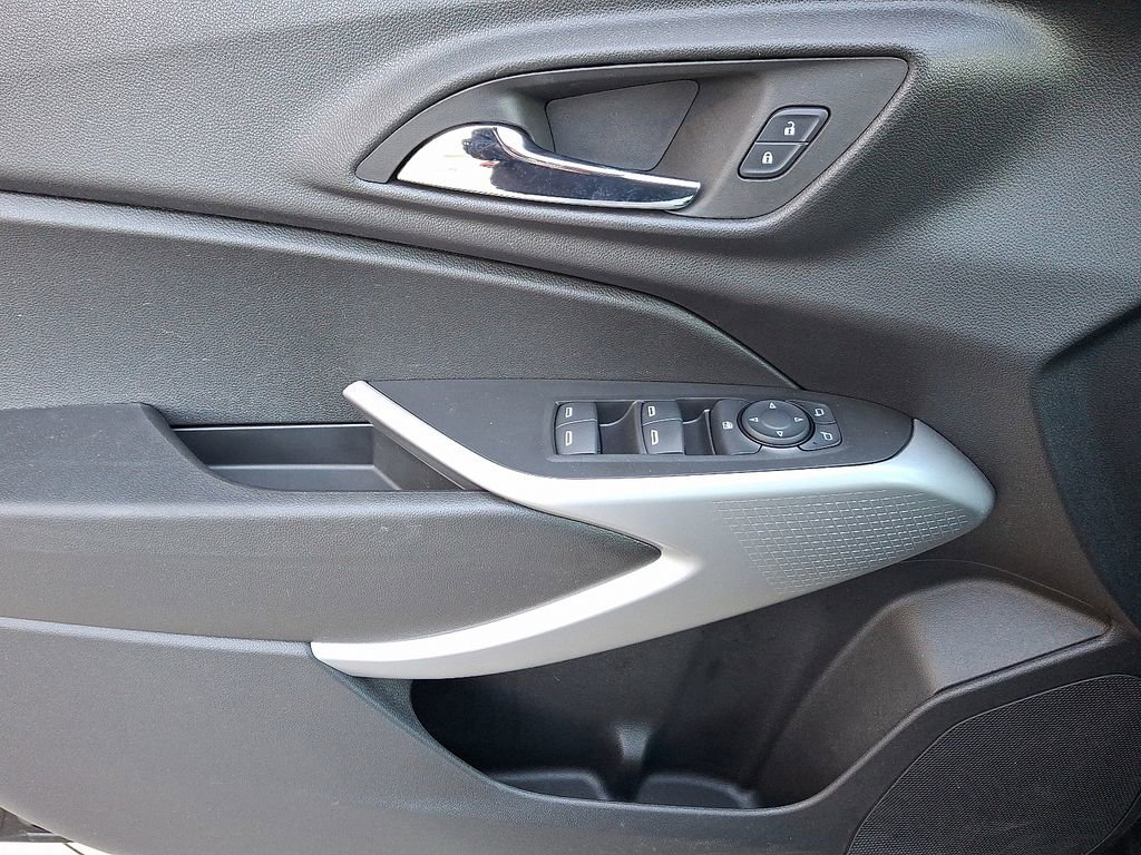 Used 2024 Chevrolet Trax RS w/ Sunroof Package FWD image 14