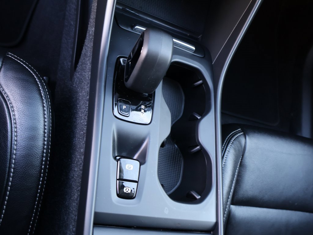 Used 2022 Volvo XC40 T5 Momentum image 32