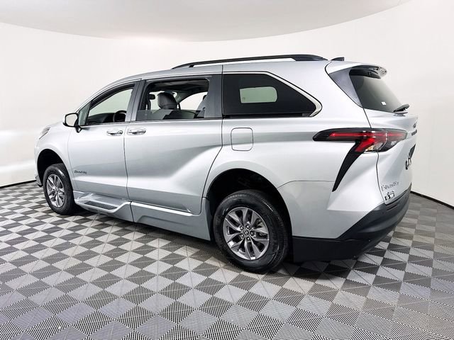 Used 2025 Toyota Sienna XLE w/ XLE Plus Package FWD image 20