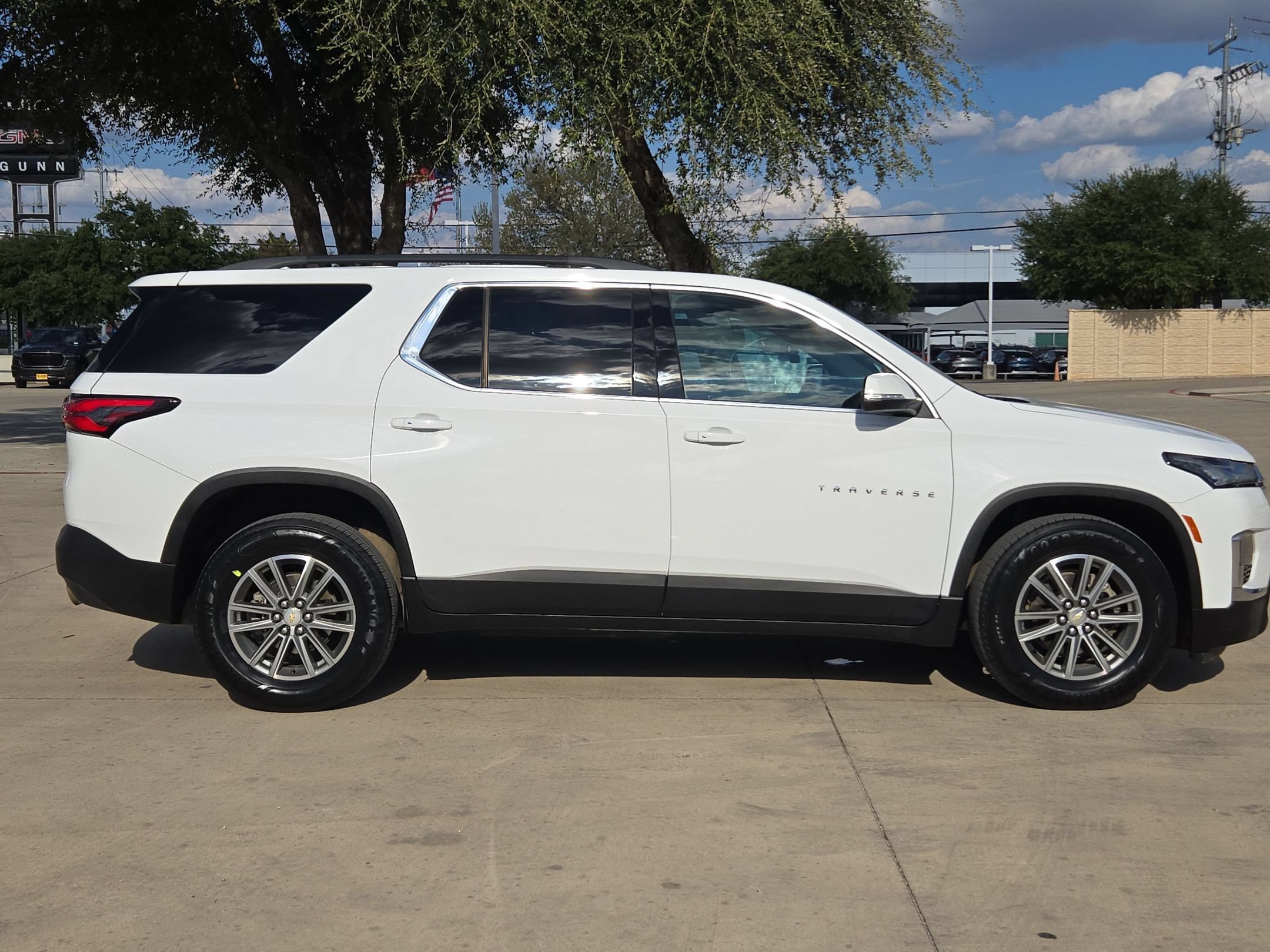 Certified 2023 Chevrolet Traverse LT FWD image 2