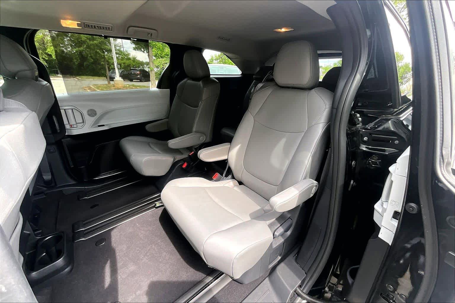 Certified 2025 Toyota Sienna XLE FWD image 20