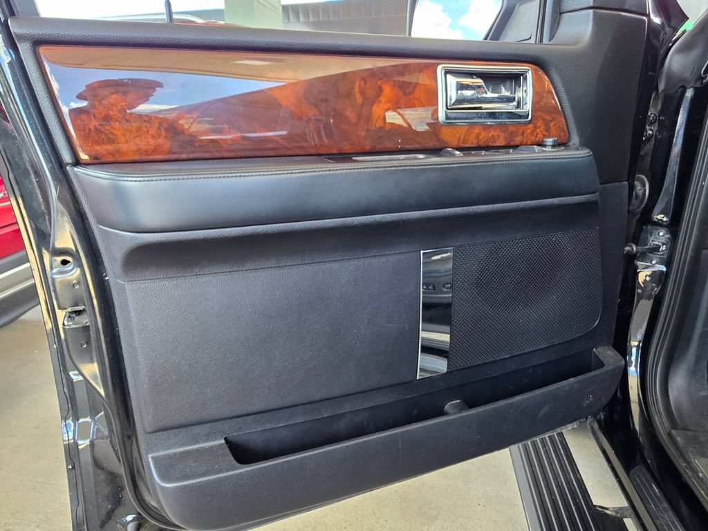 Used 2015 Lincoln Navigator 4WD image 12
