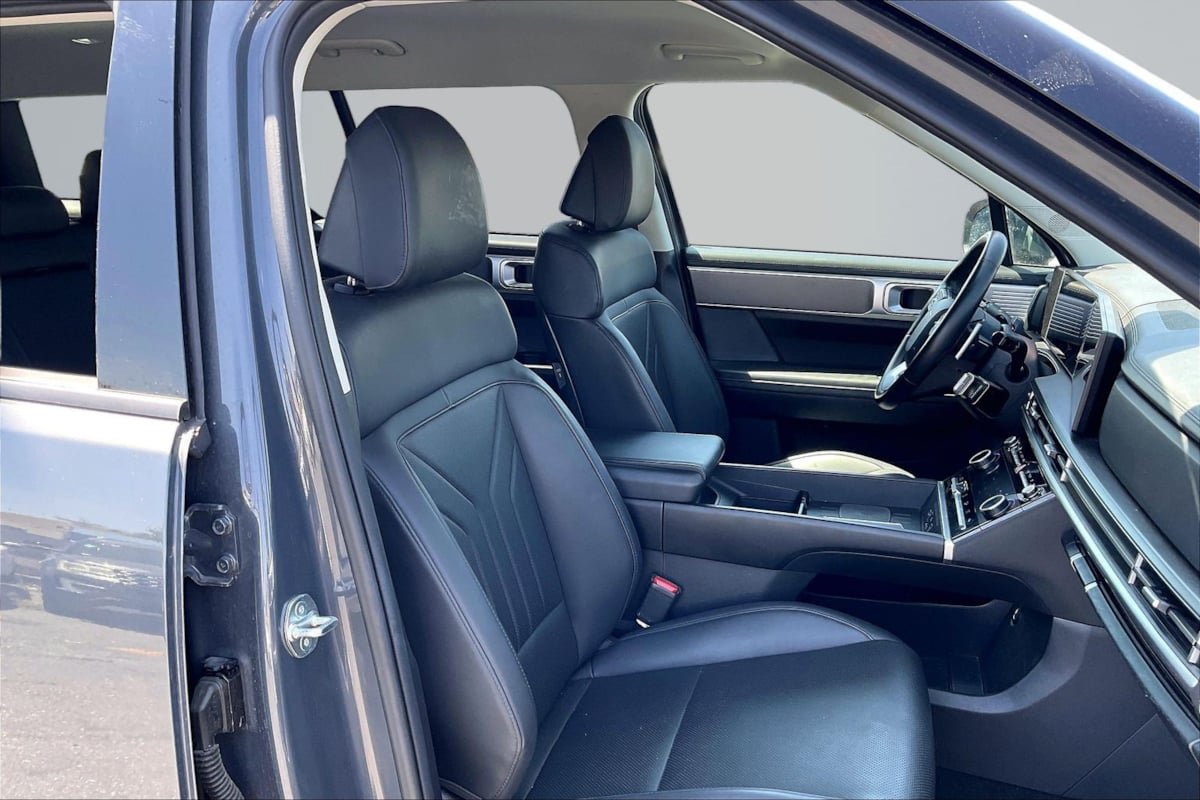 Used 2025 Hyundai Santa Fe SEL FWD image 7