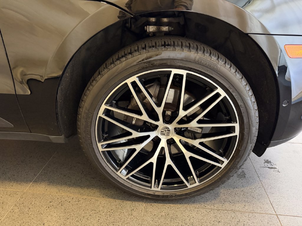 Certified 2024 Porsche Macan AWD/4WD image 13