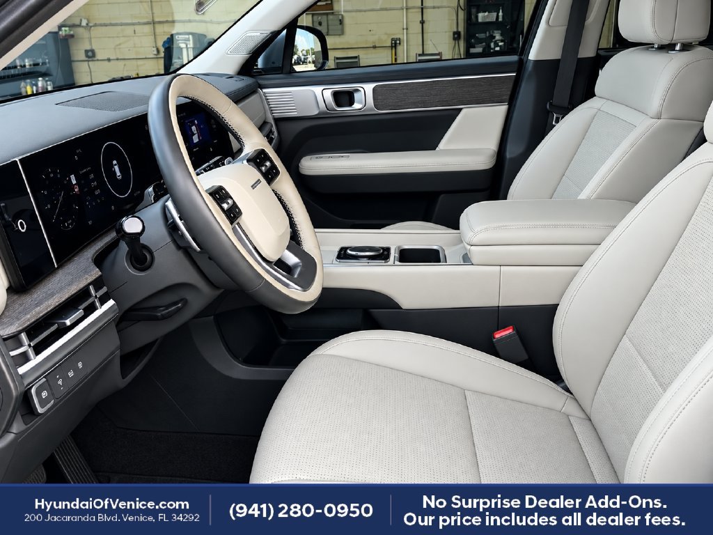 Used 2025 Hyundai Santa Fe Calligraphy AWD/4WD image 2
