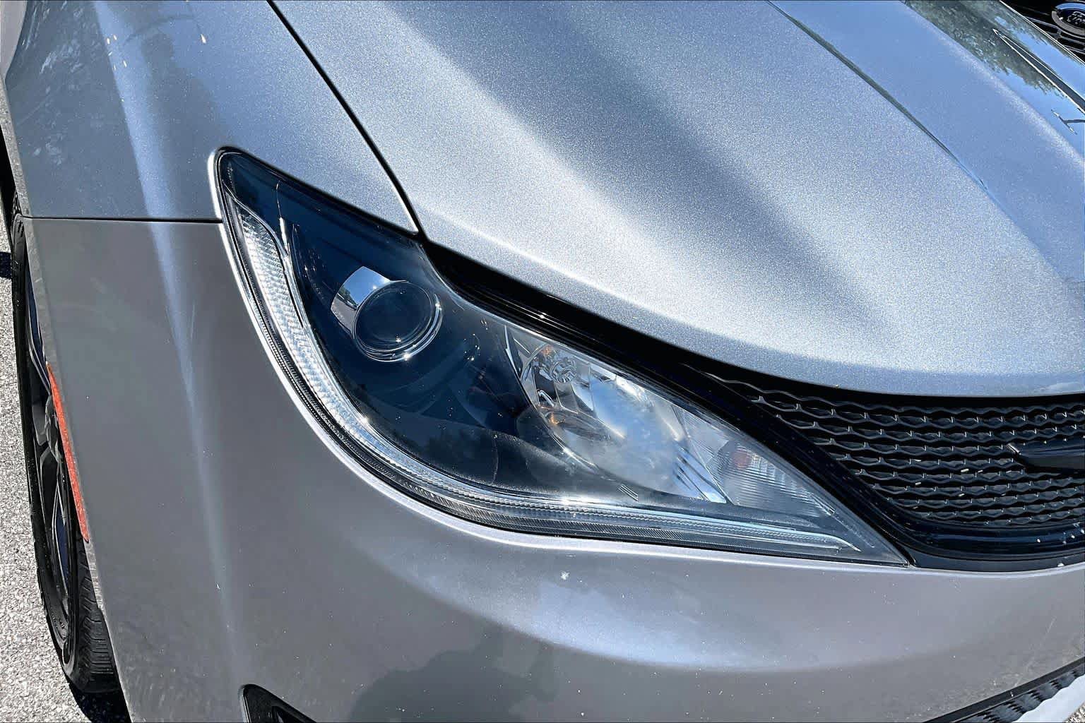 Used 2019 Chrysler Pacifica Touring Plus w/ S Appearance Package FWD image 26