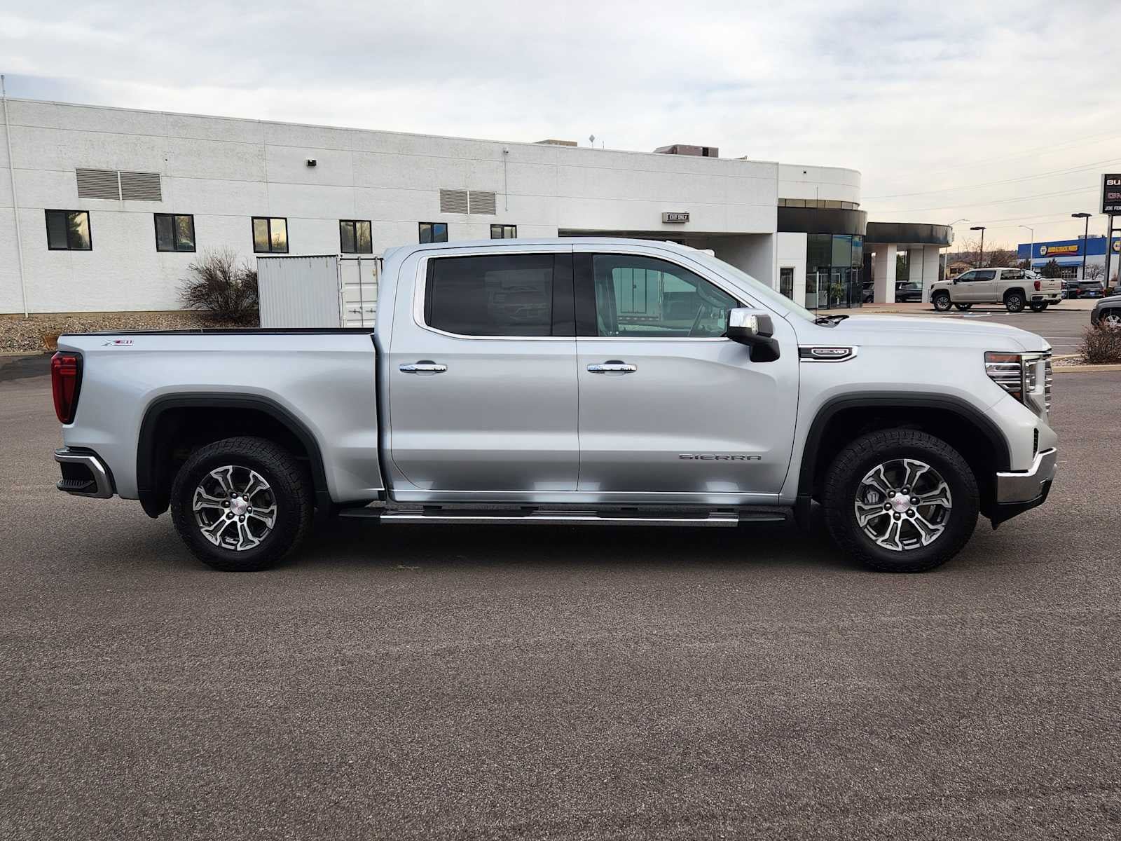 Used 2022 GMC Sierra 1500 SLT w/ SLT Convenience Package AWD/4WD image 2