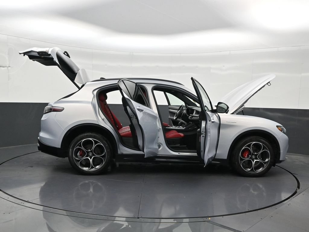Used 2025 Alfa Romeo Stelvio Sprint w/ Veloce Package AWD/4WD image 32