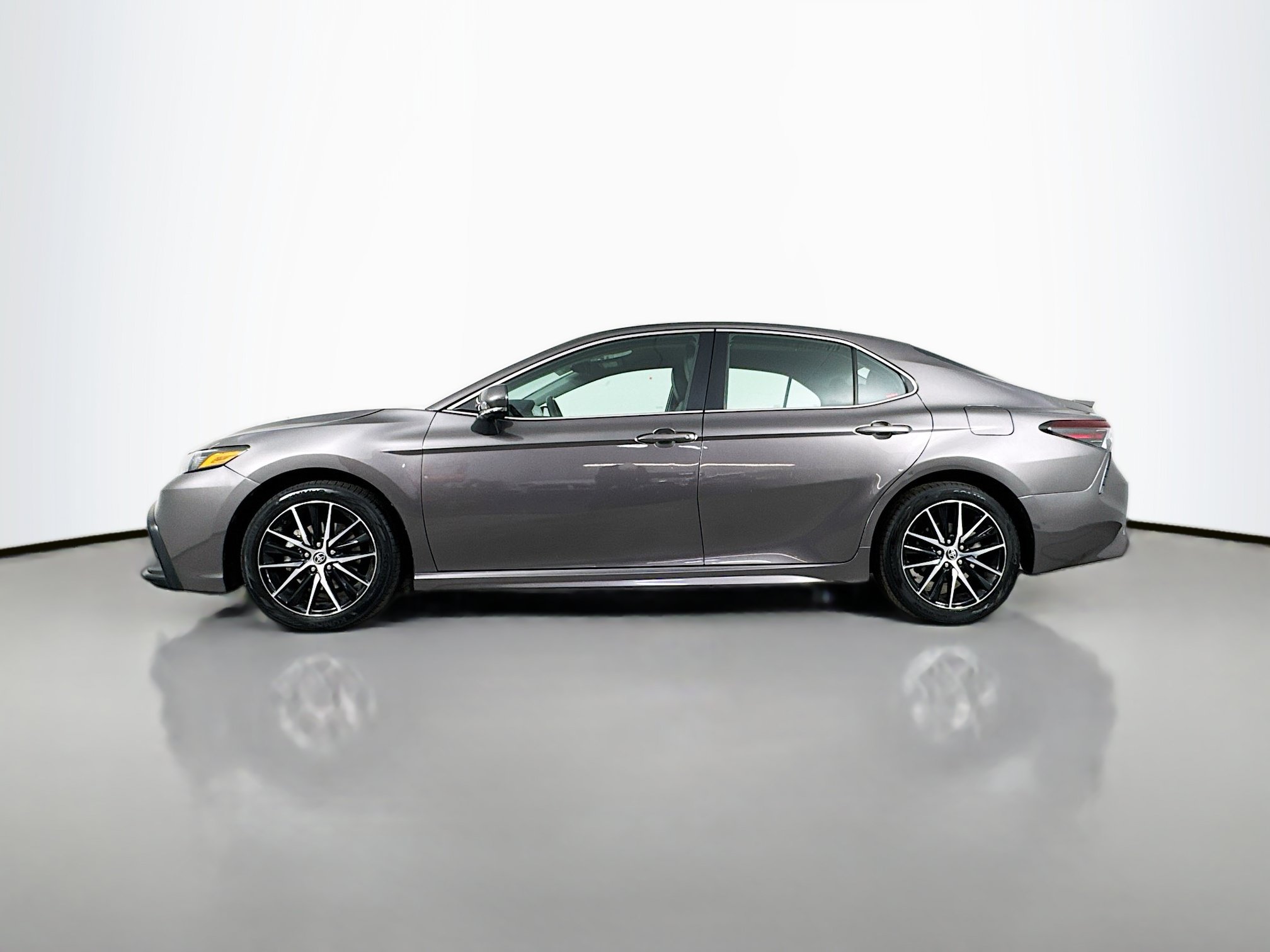 Used 2023 Toyota Camry SE FWD image 4