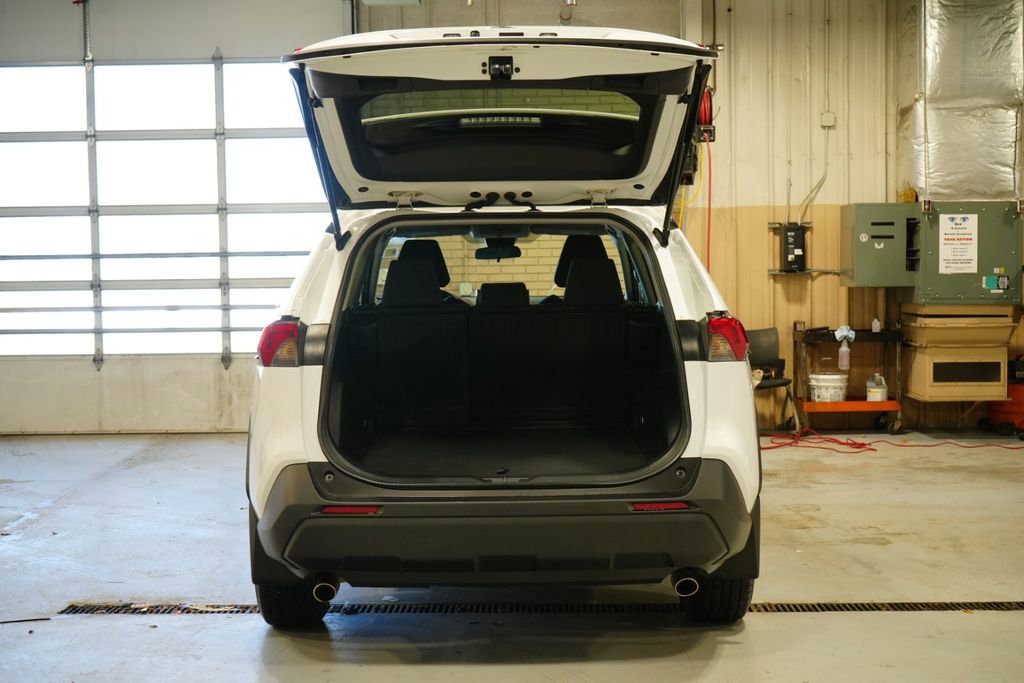 Used 2021 Toyota RAV4 LE image 8