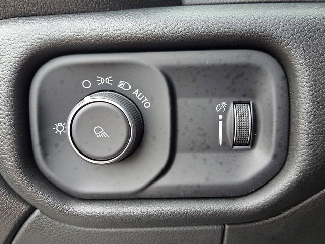 Used 2024 RAM 2500 Tradesman w/ Chrome Appearance Group image 25