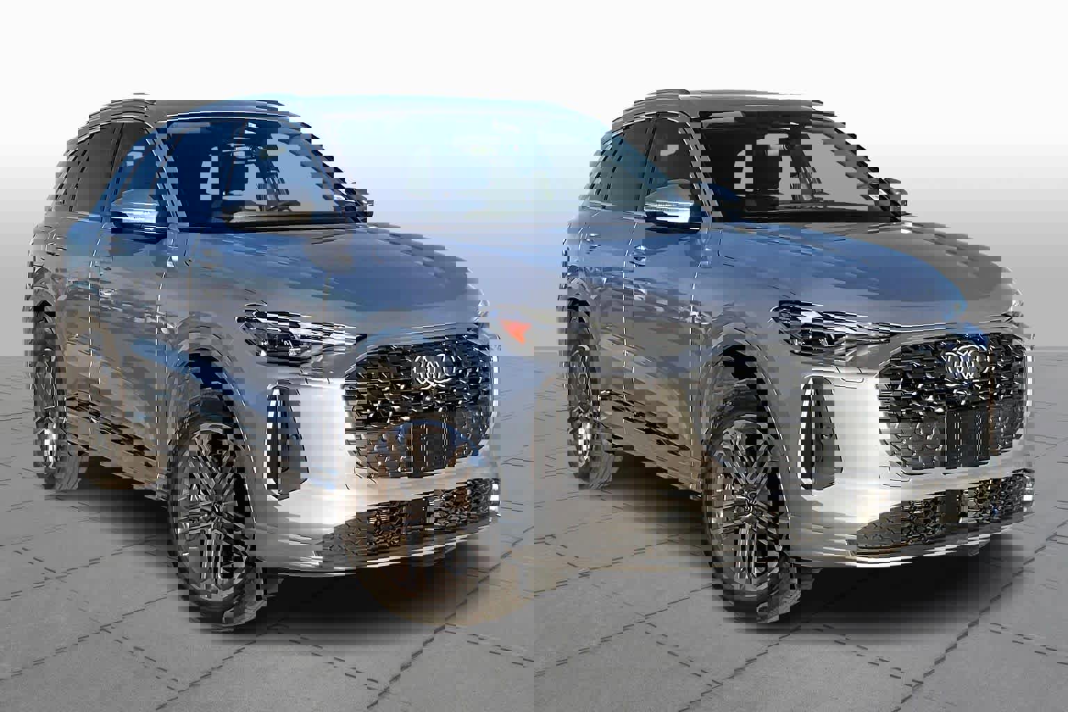 Used 2025 Audi Q5 Premium w/ Convenience Package image 2