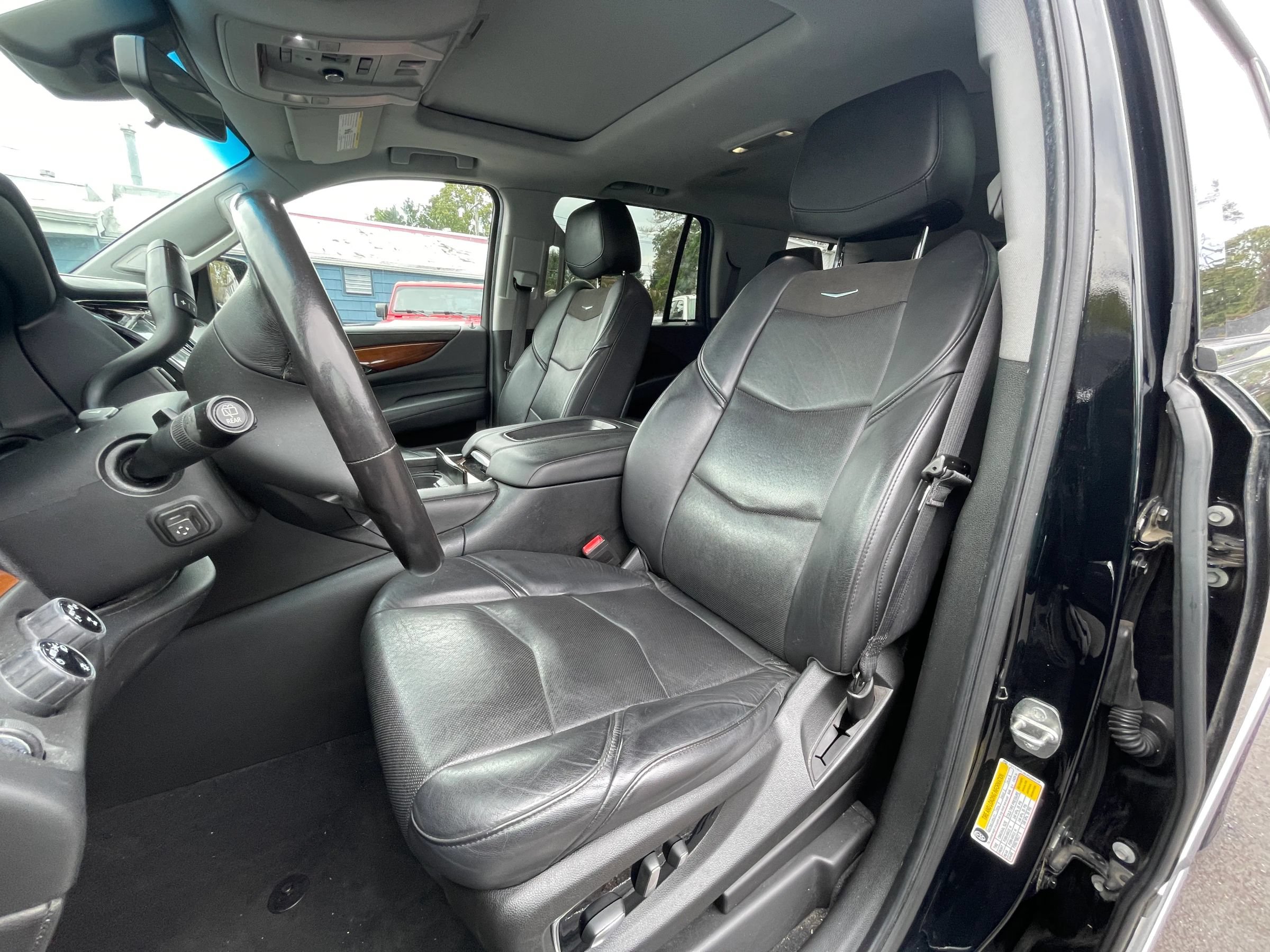 Used 2018 Cadillac Escalade Luxury AWD/4WD image 11