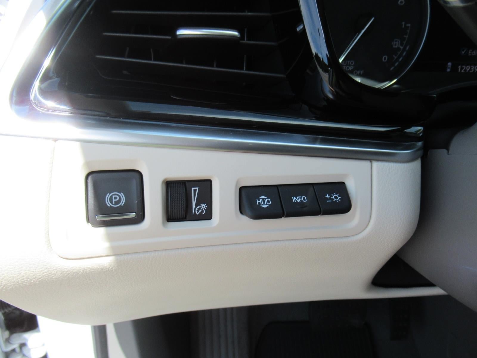 Used 2024 Cadillac XT6 Premium Luxury w/ Technology Package AWD/4WD image 25