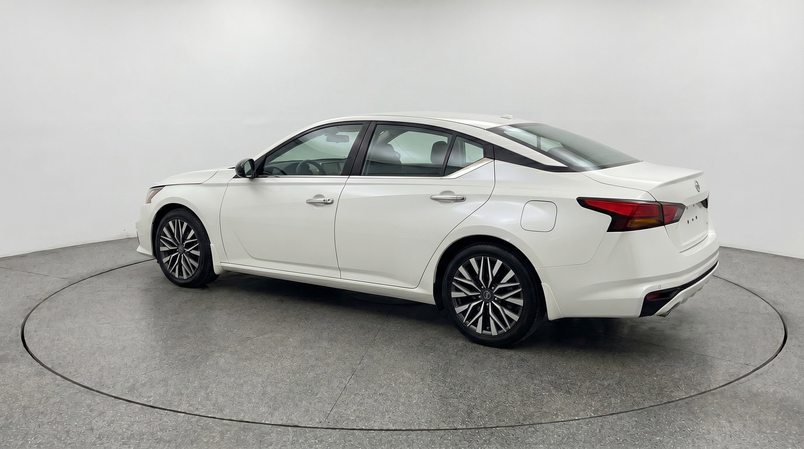Used 2025 Nissan Altima 2.5 SV FWD image 6