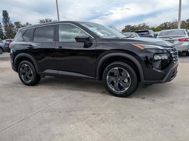 Used 2025 Nissan Rogue SV image 2