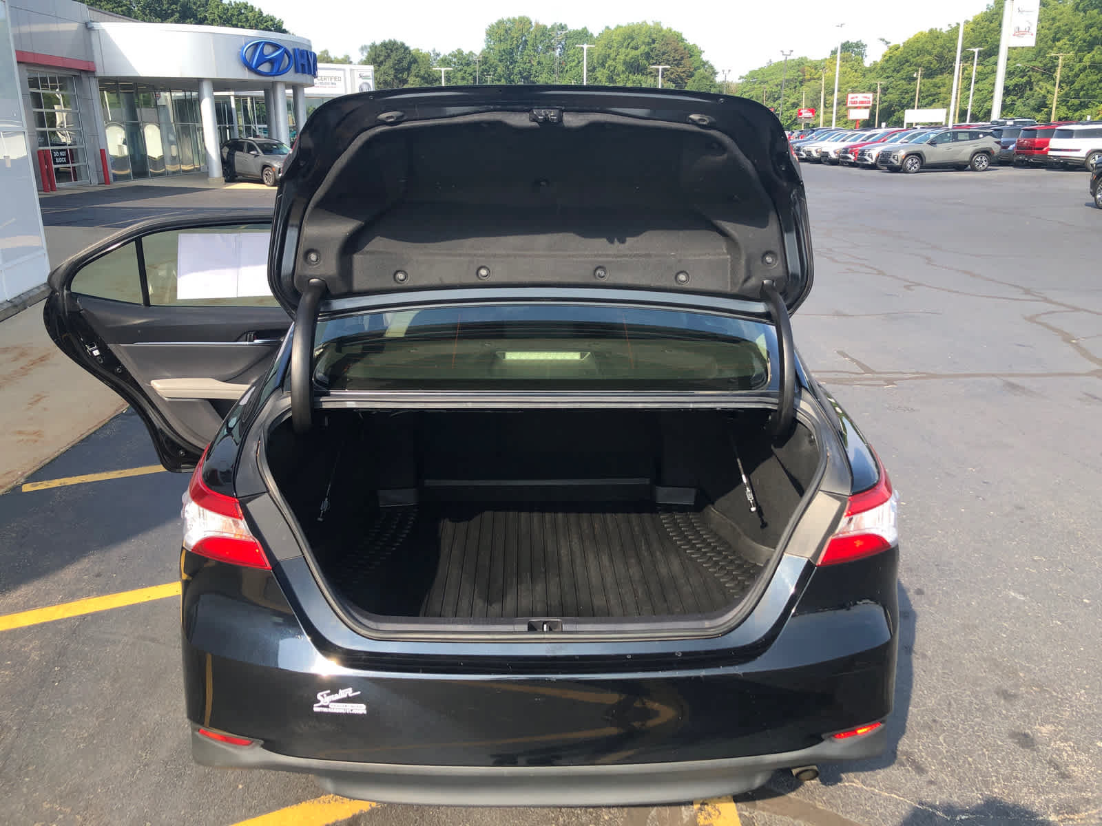 Used 2018 Toyota Camry LE w/ Convenience Package FWD image 16