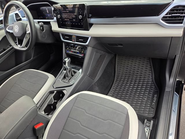 Certified 2025 Volkswagen Taos SE FWD image 17
