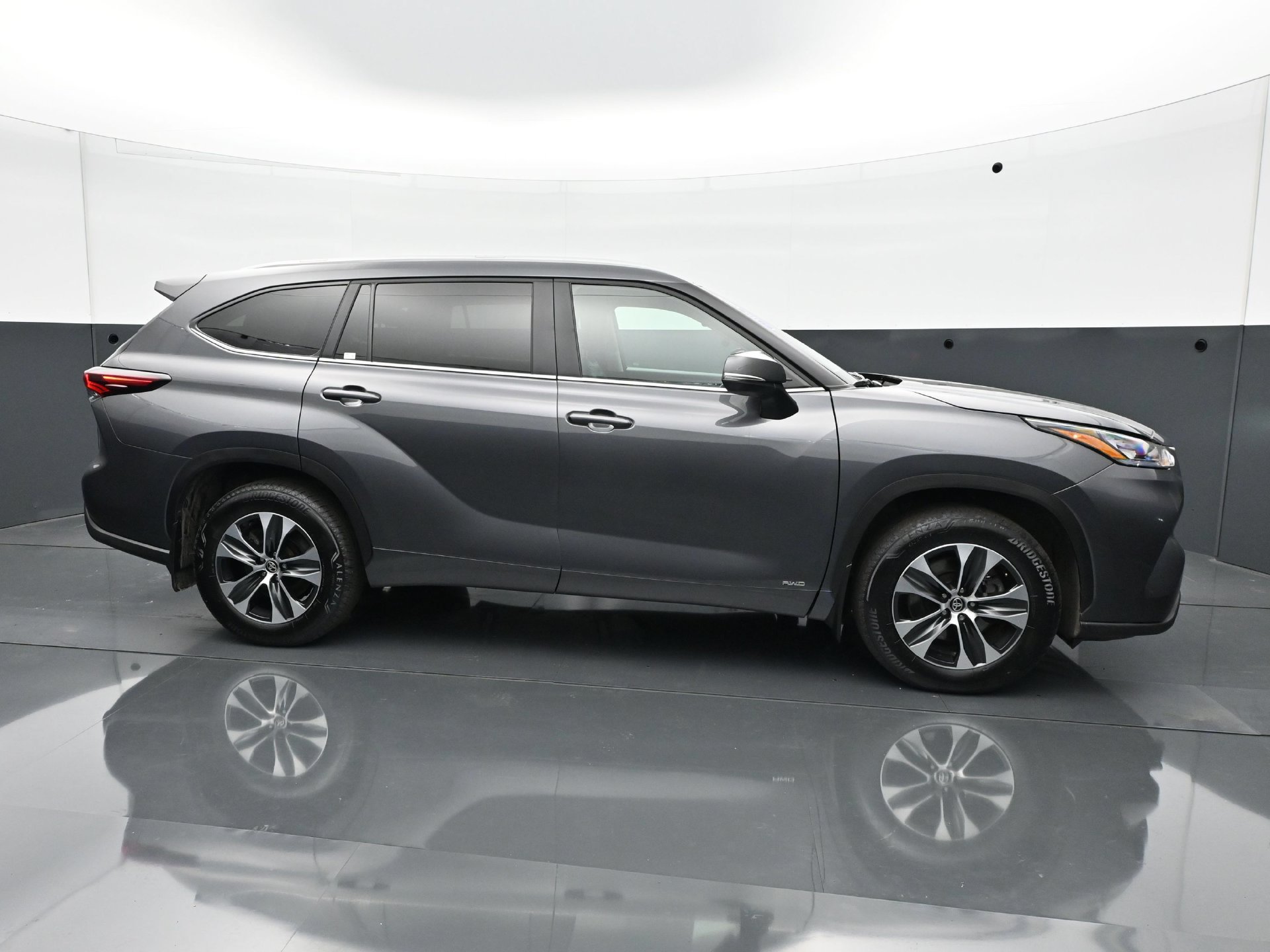 Used 2025 Toyota Highlander XLE AWD/4WD image 8