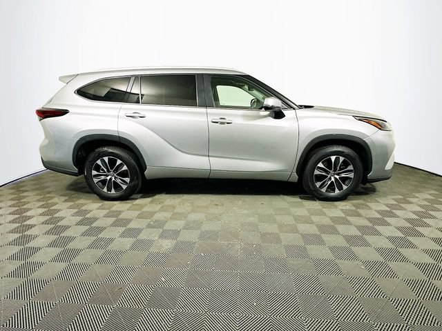 Certified 2025 Toyota Highlander XLE FWD image 9