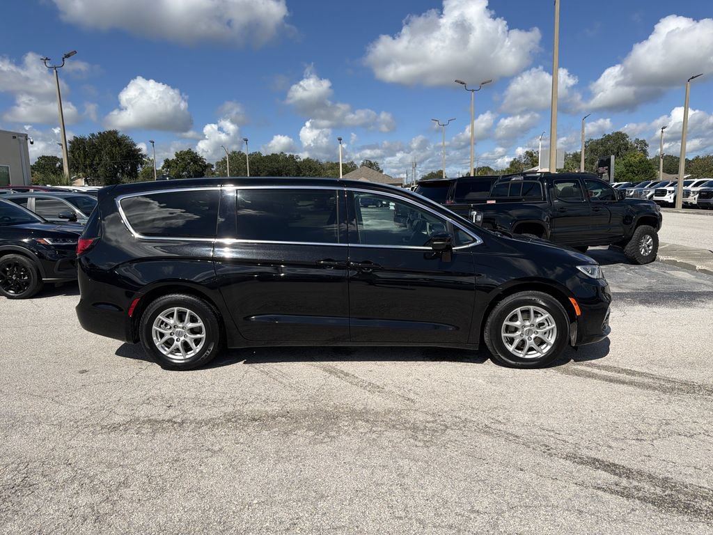 Used 2024 Chrysler Pacifica Touring-L FWD image 3