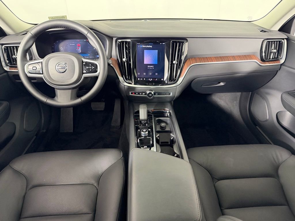 Used 2025 Volvo V60 B5 Cross Country Plus image 13