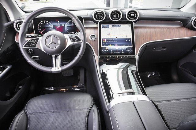 Used 2025 Mercedes-Benz GLC 350e 4MATIC image 18