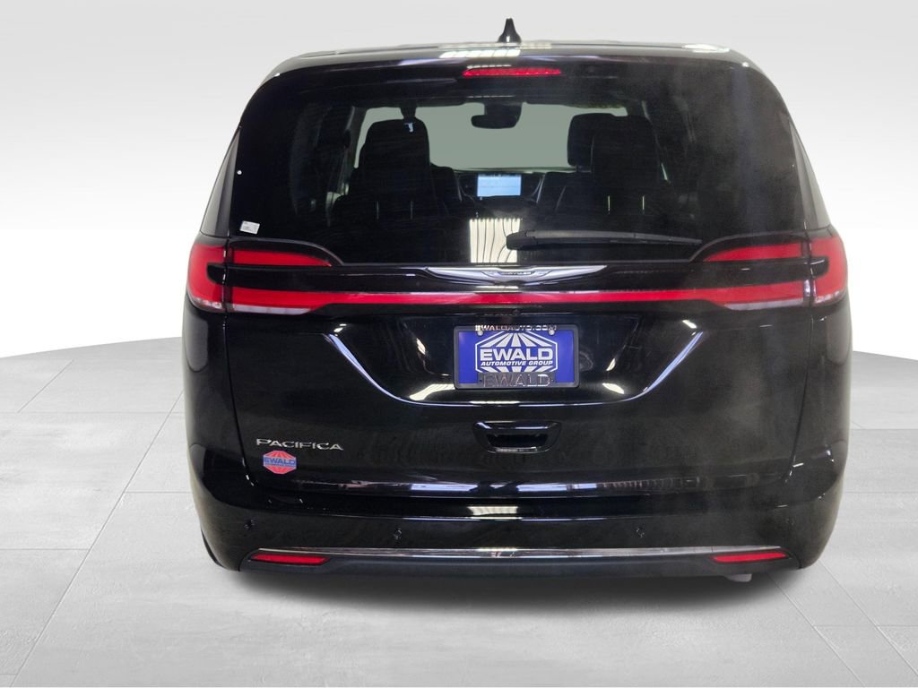 Used 2024 Chrysler Pacifica Touring-L FWD image 23