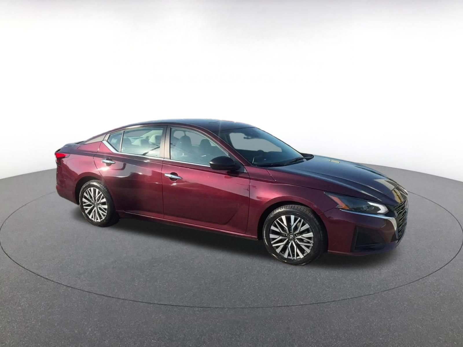 Used 2025 Nissan Altima 2.5 SV FWD image 2