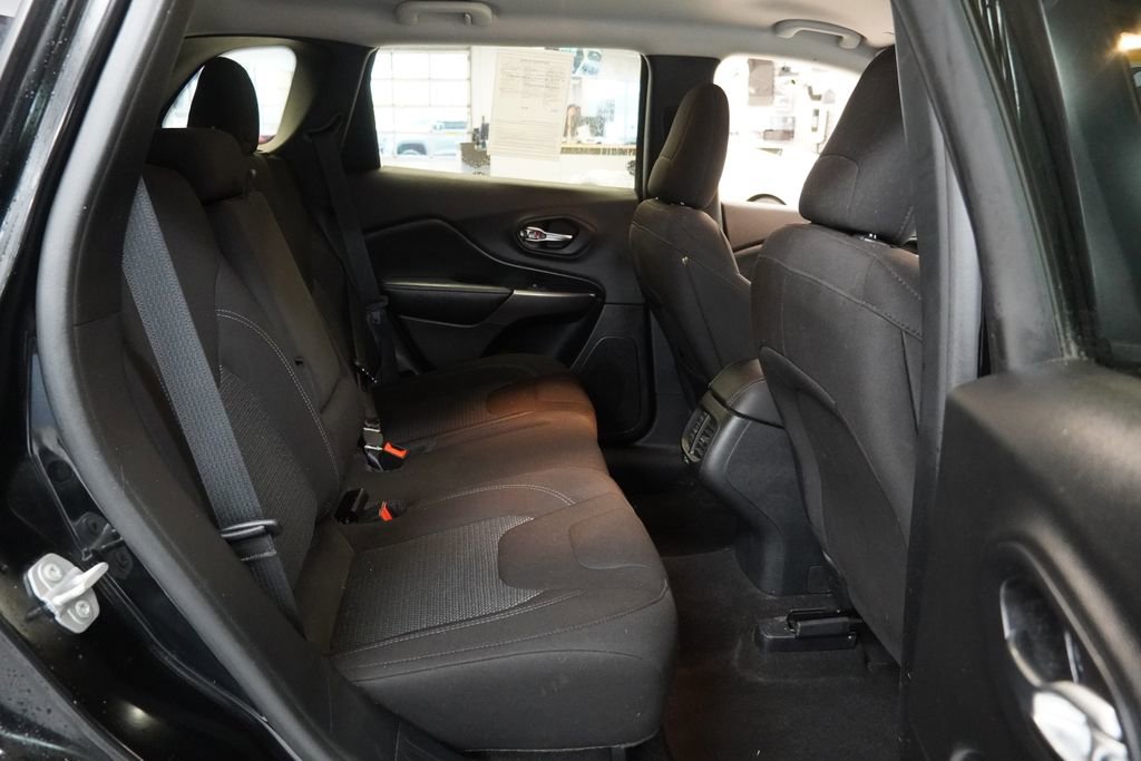 Used 2020 Jeep Cherokee Latitude FWD image 26
