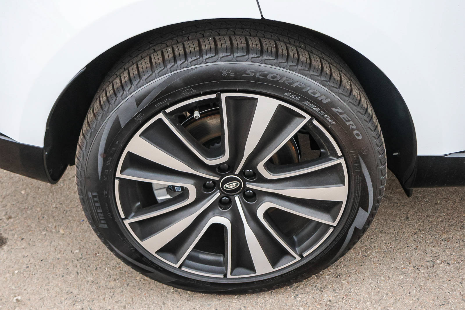 New 2025 Land Rover Range Rover SE AWD/4WD image 12