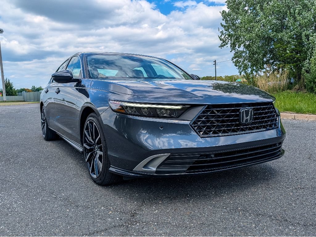Used 2023 Honda Accord Touring image 3