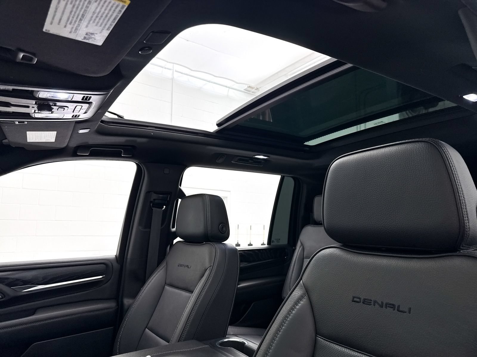 Used 2022 GMC Yukon XL Denali AWD/4WD image 3