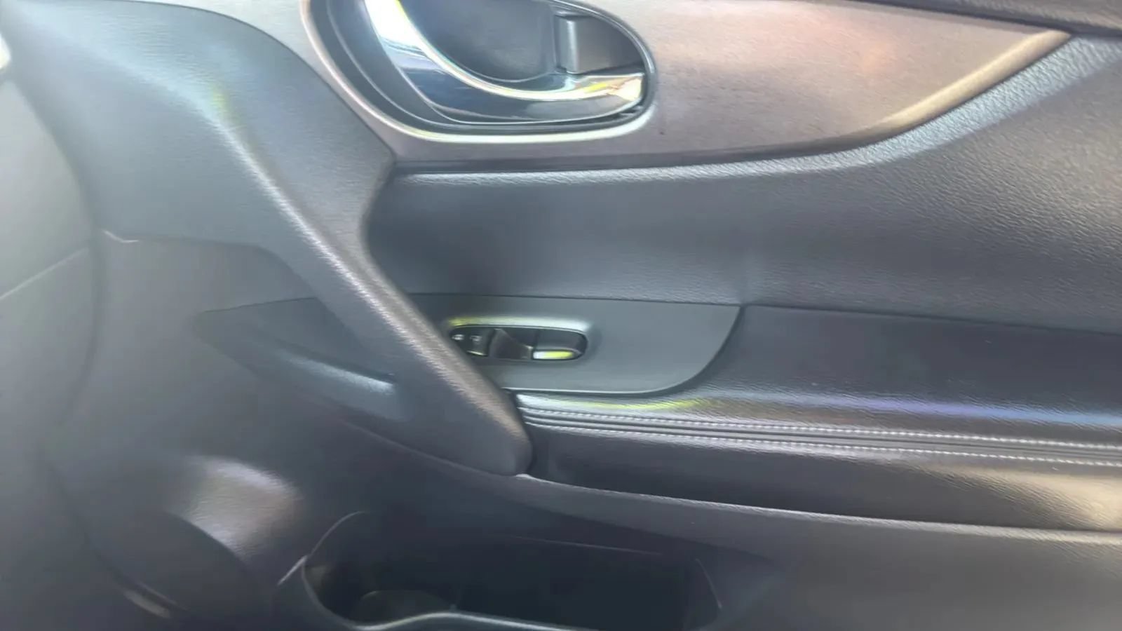 Used 2016 Nissan Rogue SV FWD image 24